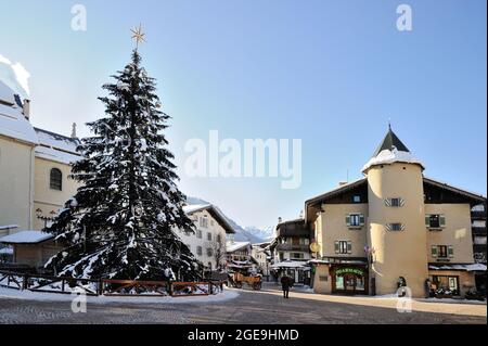 FRANKREICH, HAUTE-SAVOIE (74) MONT-BLANC-LAND, MEGEVE, DER PLATZ DES DORFES MIT WEIHNACHTSBAUM Stockfoto