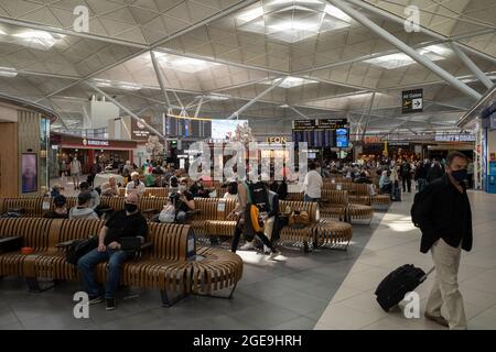 August 2021, London, Großbritannien. Eine moderate Anzahl von Reisenden wird am Flughafen London Stansted vorbeikommen sehen. Während der doppelte Impfstatus und ‘der „NHS Covid Pass“ für einige Reisen geradliniger gemacht haben, gibt es für andere erhebliche Frustration über die Kosten und Ineffizienz von obligatorischen privaten PCR-Tests vor dem Flug. London, Großbritannien Kredit: Joshua Windsor/Alamy Live News Stockfoto