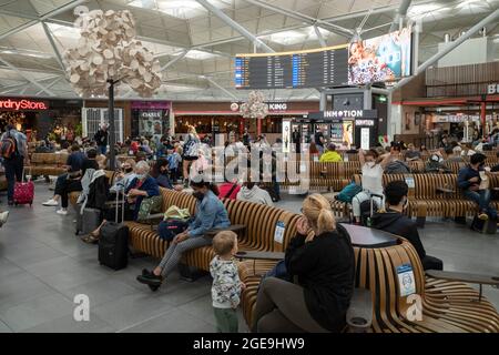 August 2021, London, Großbritannien. Eine moderate Anzahl von Reisenden wird am Flughafen London Stansted vorbeikommen sehen. Während der doppelte Impfstatus und ‘der „NHS Covid Pass“ für einige Reisen geradliniger gemacht haben, gibt es für andere erhebliche Frustration über die Kosten und Ineffizienz von obligatorischen privaten PCR-Tests vor dem Flug. London, Großbritannien Kredit: Joshua Windsor/Alamy Live News Stockfoto