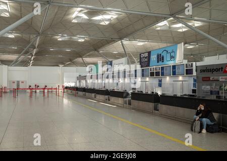 August 2021, London, Großbritannien. Eine moderate Anzahl von Reisenden wird am Flughafen London Stansted vorbeikommen sehen. Während der doppelte Impfstatus und ‘der „NHS Covid Pass“ für einige Reisen geradliniger gemacht haben, gibt es für andere erhebliche Frustration über die Kosten und Ineffizienz von obligatorischen privaten PCR-Tests vor dem Flug. London, Großbritannien Kredit: Joshua Windsor/Alamy Live News Stockfoto