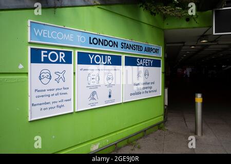 August 2021, London, Großbritannien. Eine moderate Anzahl von Reisenden wird am Flughafen London Stansted vorbeikommen sehen. Während der doppelte Impfstatus und ‘der „NHS Covid Pass“ für einige Reisen geradliniger gemacht haben, gibt es für andere erhebliche Frustration über die Kosten und Ineffizienz von obligatorischen privaten PCR-Tests vor dem Flug. London, Großbritannien Kredit: Joshua Windsor/Alamy Live News Stockfoto