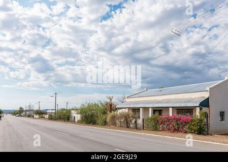 PRINCE ALBERT, SÜDAFRIKA - 20. APRIL 2021: Eine Straßenszene mit der Hauptstraße und den Häusern in Prince Albert in der Westkap-Provinz Stockfoto