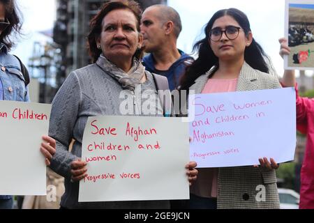 LONDON, ENGLAND - AM 18 2021. AUGUST protestieren ehemalige afghanische Dolmetscher für die britischen Streitkräfte auf dem Parliament Square in Westminster, nachdem das parlament aufgrund der Situation in Afghanistan zurückgerufen wurde.Quelle: Lucy North/Alamy Live News Stockfoto