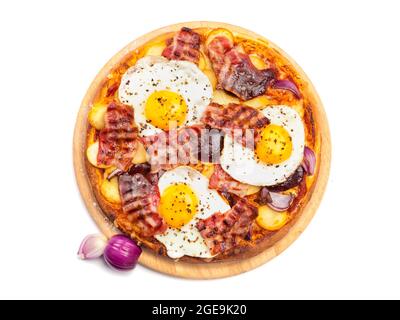 Schinken und Eier Frühstückspizza mit Spiegeleiern, Speck, roten Zwiebeln und Kartoffelscheiben auf Holzplatte isoliert auf weißem Hintergrund, Blick in den hohen Winkel Stockfoto