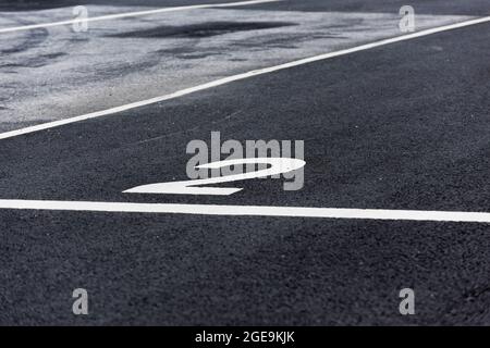 Die Zahl zwei lackierte auf Asphalt Stockfoto