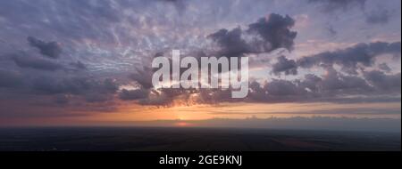 Erstaunlicher Sonnenaufgang, wunderschönes Panorama der Morgensonne und des bewölkten Himmels. Stockfoto