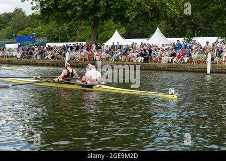 F.McCarthy & P.O'Donovan vom Skibbereen Rowing Club & University College, Cork, Irland, gewinnen das Finale des Double Sculls Challenge Cup, Henley, Großbritannien Stockfoto