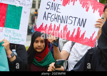 Westminster, London, Großbritannien. 18. August 2021. Übersetzer, Unterstützer und Demonstranten fordern von der Regierung Maßnahmen für die zurückgelassenen Menschen in Afghanistan. Foto-Kredit: Paul Lawrenson /Alamy Live Nachrichten Stockfoto