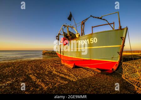 Ein Fischerboot am Strand von Stade in Hastings. Stockfoto