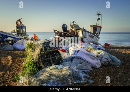 Netze und Ausrüstung am Strand von Stade in Hastings. Stockfoto