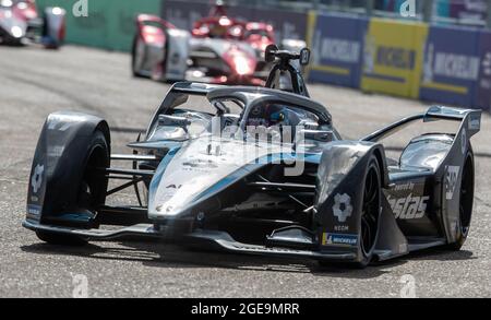 15. August 2021, Berlín;: Nyck de Vries vom Mercedes-Benz EQ Team sicherte sich den Formel-E-Weltmeistertitel 2021 auf der Strecke Tempelhof, dem ehemaligen Berliner Flughafen. Der deutsche Automobilhersteller Mercedes wird Ende der Saison 2022 nicht mehr in der Formel-E-Weltmeisterschaft antreten, um sich auf die Elektrifizierung seiner Serienfahrzeuge zu konzentrieren. Foto: Andreas Gora/dpa Stockfoto