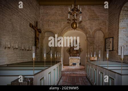 Steinkirche in Schweden aus dem frühen 12. Jahrhundert mit einem alten angelsächsischen Triumphbogen, Borrie, Schweden, 16. Juli 2021 Stockfoto