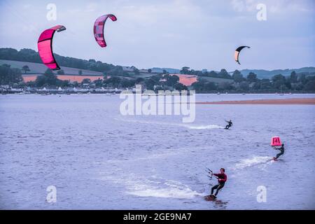 Kitesurfer an der Flussmündung. Stockfoto