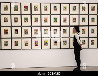 London UK 18 August 2021 GENAU HIER JETZT. Jake und Dinos Chapman alles ist schön und nichts tut weh.2021 die 4,000 qm große Ausstellung wird am Donnerstag, den 19. August 2021, bis zum 9. September 2021 in zwei Galerien der Saatchi Gallery eröffnet.die Ausstellung zeigt Werke von etablierten Künstlern wie Jake & Dinos Chapman, Charming Baker, David Shrigley und Chris Levine zusammen mit Werken des Londoner Malers Matt Small und des Wandbild- und Installationskünstlers Morag Myerscough. Die Show wird auch bisher noch nicht gesehene Originalarbeiten von Gary Stranger, Jessica Albarn, Eelus, Sara Pope und beinhalten Stockfoto