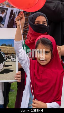 London Großbritannien 18. August 2021 während der Debatte über die afghanische Krise protestieren die afghanischen Flüchtlinge gegen das parlament. Kredit Ian DavidsonAlamy Live Nachrichten Stockfoto