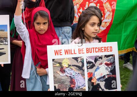 London Großbritannien 18. August 2021 während der Debatte über die afghanische Krise protestieren die afghanischen Flüchtlinge gegen das parlament. Kredit Ian DavidsonAlamy Live Nachrichten Stockfoto