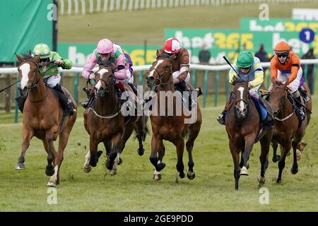 Datei-Foto vom 14-04-2021 von Hollie Doyle auf dem Weg zum Sieg der britischen EBF Maiden-Stutfohlen auf der Newmarket Racecourse auf Desert Dreamer (links). Ausgabedatum: Mittwoch, 18. August 2021. Stockfoto