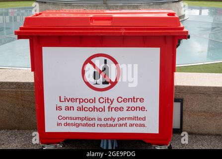 Warnschild an der Seite eines Mülleimer in Liverpool Stockfoto