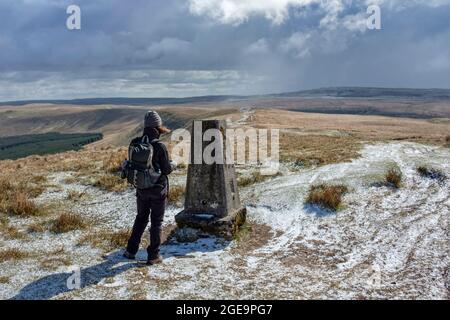 Frau an einem Berggipfel im Brecon Beacons Nationalpark. Stockfoto