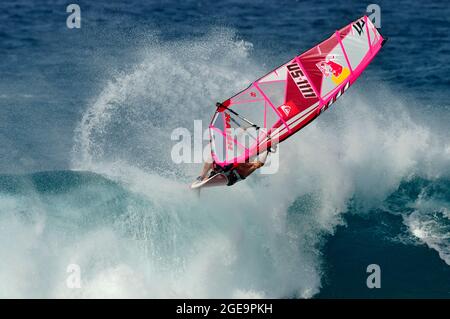 Robbie Naish Windsurfen am Ho'okipa Beach, Maui, Hawaii. Stockfoto