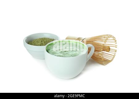 Tasse Matcha Latte, Chasen und Matcha Pulver isoliert auf weißem Hintergrund Stockfoto