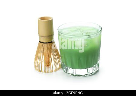Glas kalten Matcha Latte und Chasen isoliert auf weißem Hintergrund Stockfoto