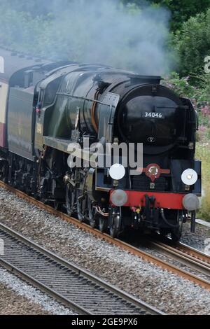Dampflokomotive 34046 Braunton, die auf einem Saphos Trains Classic Steam-Ausflug durch Kilnhurst, South Yorkshire, nach York fährt. Stockfoto