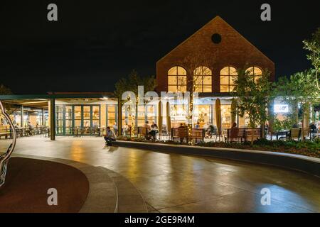 Piazza bei Nacht. Castle Gate Lifestyle, Pretoria, Südafrika. Architekt: Boogertman + Partners, 2020. Stockfoto