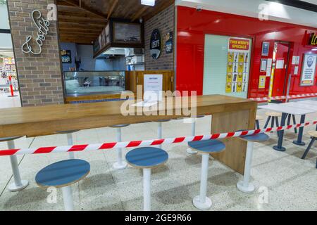 Coronavirus-Warnschilder und abgesperrte öffentliche Sitzplätze im Eastgate-Einkaufszentrum in Bondi Junction, Sydney, Australien, während des Coronavirus Stockfoto