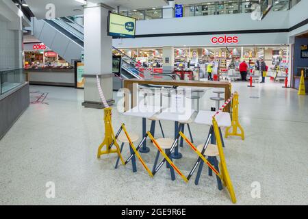 Coronavirus-Warnschilder und abgesperrte öffentliche Sitzplätze im Eastgate-Einkaufszentrum in Bondi Junction, Sydney, Australien, während des Coronavirus Stockfoto