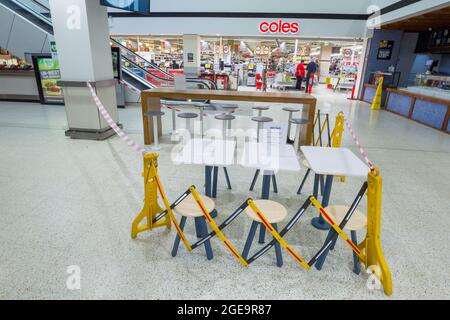 Coronavirus-Warnschilder und abgesperrte öffentliche Sitzplätze im Eastgate-Einkaufszentrum in Bondi Junction, Sydney, Australien, während des Coronavirus Stockfoto