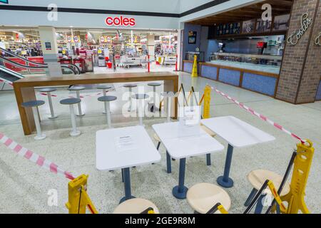 Coronavirus-Warnschilder und abgesperrte öffentliche Sitzplätze im Eastgate-Einkaufszentrum in Bondi Junction, Sydney, Australien, während des Coronavirus Stockfoto