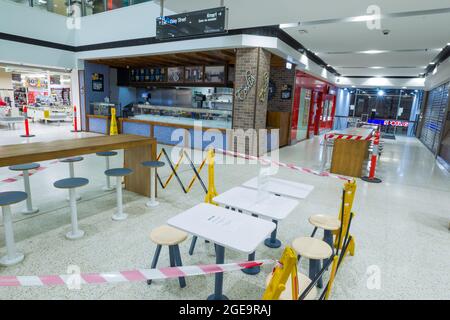 Coronavirus-Warnschilder und abgesperrte öffentliche Sitzplätze im Eastgate-Einkaufszentrum in Bondi Junction, Sydney, Australien, während des Coronavirus Stockfoto