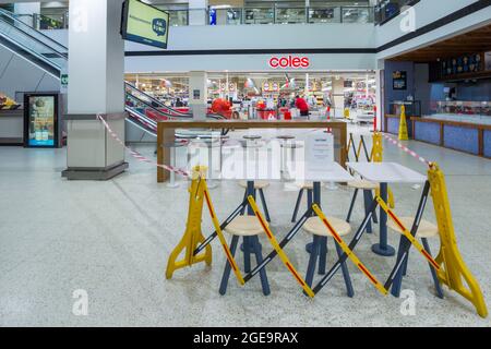 Coronavirus-Warnschilder und abgesperrte öffentliche Sitzplätze im Eastgate-Einkaufszentrum in Bondi Junction, Sydney, Australien, während des Coronavirus Stockfoto