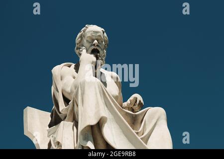 Griechenland, Athen, Juni 17 2020 - Statue des antiken griechischen Philosophen Sokrates. Stockfoto