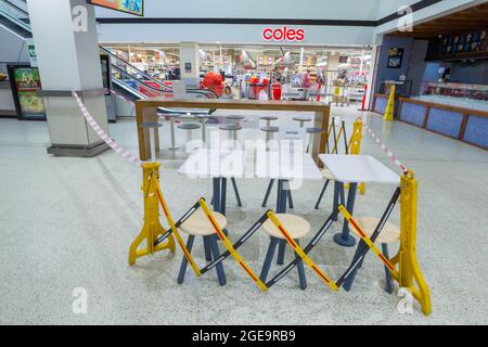 Coronavirus-Warnschilder und abgesperrte öffentliche Sitzplätze im Eastgate-Einkaufszentrum in Bondi Junction, Sydney, Australien, während des Coronavirus Stockfoto