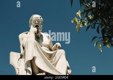 Griechenland, Athen, Juni 17 2020 - Statue des antiken griechischen Philosophen Sokrates. Stockfoto