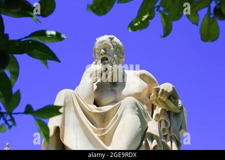 Griechenland, Athen, Juni 17 2020 - Statue des antiken griechischen Philosophen Sokrates. Stockfoto