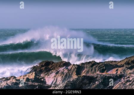 Wilde Wellen brechen über dem Cribbar Reef vor Towan Head in der Fistral Bay in Newquay in Cornwall. Stockfoto