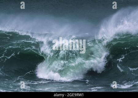 Eine wilde Welle bricht am Cribbar Reef vor Towan Head in Newquay in Cornwall. Stockfoto