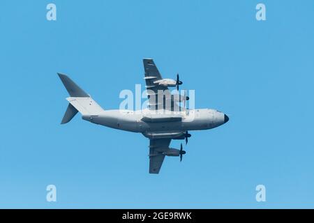 Ein RAF Airbus A400M Atlas C1 Transportflugzeug, das über dem Flugzeug fliegt. Stockfoto