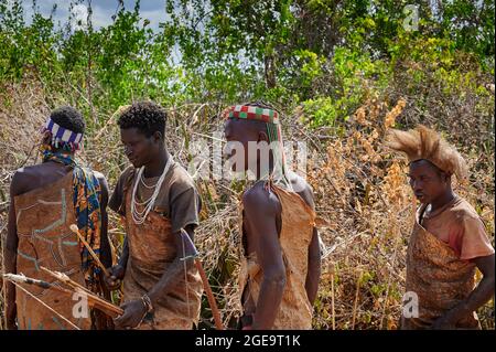 buschmänner des Stammes Hadzabe, Lake Eyasi, Tansania, Afrika Stockfoto