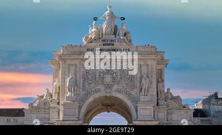 Lissabon, Portugal - 2018. April: Blick auf den berühmten Triumphbogen der Augusta-Straße auf dem Handelsplatz, Praca do Comercio oder Terreiro do Paco. Stockfoto