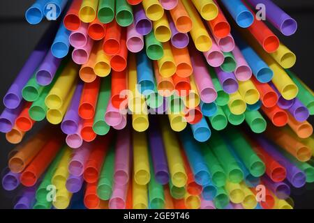 Mehrfarbige Trinkhalme auf schwarzem Hintergrund isoliert. Stockfoto