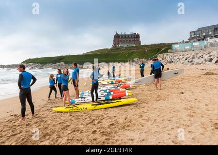 Mitglieder des Newquay Surf Lifesaving Club bei einem Training am Fistral Beach in Newquay in Cornwall. Stockfoto