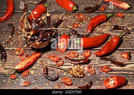 Getrocknete und frische rote Chilischoten. Stockfoto