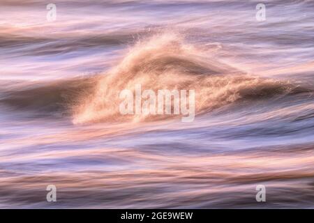 Sonnenuntergang Meereslandschaft mit langsamer Geschwindigkeit und Sweep Stockfoto