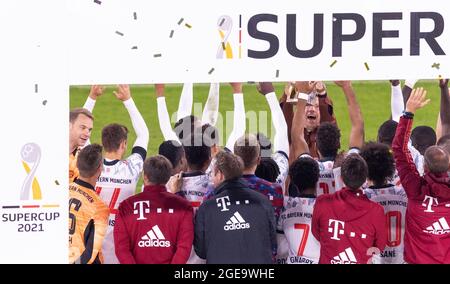 Trainer Julian Nagelsmann (München) mit Supercup Borussia Dortmund - Bayern München 17.08.2021, Fussball, 1. Bundesliga, Saison 2021/22 Foto: Moritz Stockfoto