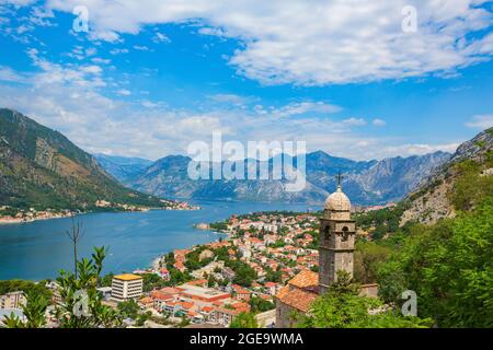 Die Kirche unserer Lieben Frau von Heilmittel und die Bucht von Kotor im Hintergrund. Stockfoto