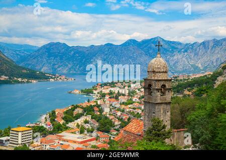 Die Kirche unserer Lieben Frau von Heilmittel und die Bucht von Kotor im Hintergrund. Stockfoto